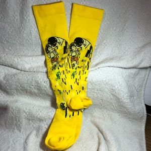 HotSox men’s Gustav Klimt’s The Kiss mid calf yellow socks Art unisex
